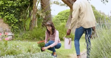 Çeşitli çok ırklı çiftler birlikte bahçeyle uğraşıyorlar, doğanın tadını çıkarıyorlar ve dışarıda bitkilerle ilgileniyorlar. Takım çalışması, ilişki, çevre, bahçıvanlık