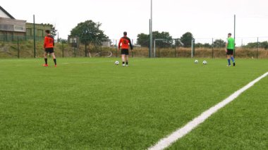 Futbolcular sahada antrenman yapıyor, odaklanmış kararlılıkla maça hazırlanıyorlar. eğitim, takım çalışması, yarışma, sporcular, egzersiz, sportmenlik