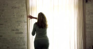 Yaşlı kadın pencerenin kenarında duruyor, evde huzurlu manzaranın tadını çıkarıyor. Yaşlılar, sükunet, yalnızlık, tefekkür, dinginlik, rahatlama.