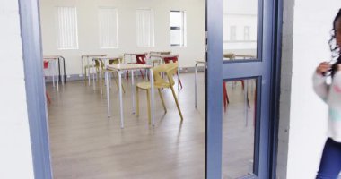 Genç kız sınıfa giriyor, sırt çantası taşıyor, okul gününe hazırlanıyor. eğitim, kız, akademi, hazırlık