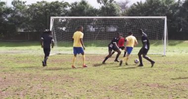 Futbolcular sahada gol atarken, rakipler hayal kırıklığı yaşıyor. Kutlama, sportmenlik, rekabet, zafer, takım çalışması, aksiyon