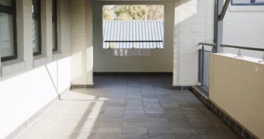 Okul koridorundaki pencerelerden süzülen güneş ışığı barışçıl atmosfer yaratıyor, uzayı kopyalıyor. gündoğumu, huzur, dinginlik, mimari, koridor, eğitim