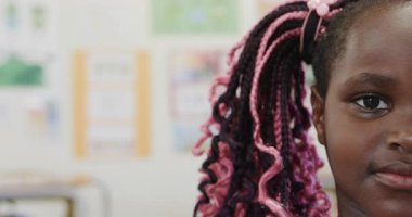 Okulda, renkli örgülü genç bir kız sınıfta huzur içinde gülümsüyor, fotokopi odasında. Eğitim, okula dönüş, öğrenme, çocukluk, saç stili, kız