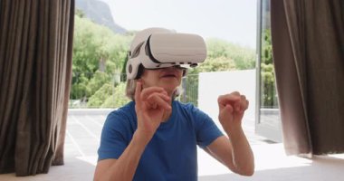 VR kulaklık kullanan yaşlı bir kadın evde sanal dünyayı keşfediyor. Sanal gerçeklik, teknoloji, yenilik, yaşlılık, keşif, fütüristik