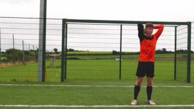 Futbolcu sahada antrenman yaparken top atmaya hazırlanıyor. Sporcu, spor, antrenman, takım, egzersiz, yarışma