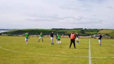 Futbolcular sahada antrenman yapıyorlar, kırsal alanda maç hazırlıyorlar. takım sporları, antrenman, antrenman, atlet, yarışma, takım çalışması