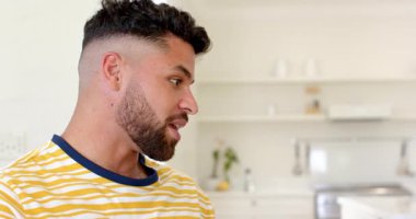 Küçük kız evde mutfak masasında meyve suyu ve meyve suyuyla kahvaltı yapıyor. Beslenme, sağlıklı beslenme, sabah, aile, yemek, akşam yemeği