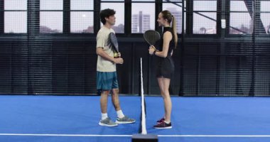 Raket tutan genç sporcular, Padel kortunda karşı karşıya, oynamaya hazırlar. Spor, rekabet, takım çalışması, fitness, antrenman, aktif