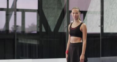 Padel tenis oynuyorlardı, çeşitli sporcular modern kapalı sahada topa vuruyordu. Spor, rekabet, raket, takım çalışması, fitness, egzersiz