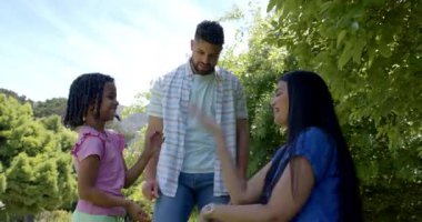 Aile, açık havada eğlenmeyi, gülümsemeyi ve kaynaşmayı seviyor. Mutluluk, rahatlık, birliktelik.