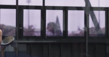 Padel tenisi oynayan bir kadın, kapalı sahada beşlik çakarak kutluyor. Spor, raket, atlet, çak bir beşlik, kutlama, takım çalışması