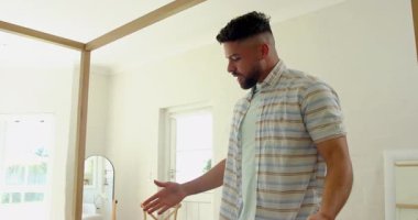 Evde bavul hazırlayan bir adam, heyecanlı bir aile tatili için hazırlanıyor. Seyahat, tatil, macera, hazırlık