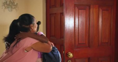 Büyükannenin evde kucak kucak açması, açık kapılar ardında sıcak kucaklaşmalar. Aile, bağ, sevgi, sevgi, nesiller boyu şefkat