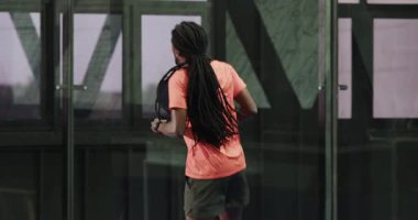 Gülen adam tenis oynuyor, kapalı sahada raket tutuyor. Sporcu, fitness, raket, spor, aktif, eğlence amaçlı