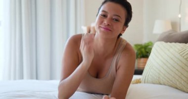 Gülümseyen kadın yatakta dinleniyor, evde boş vakitlerin tadını çıkarıyor. Rahatlık, rahatlık, yaşam tarzı, mutluluk, sağlık, sükunet