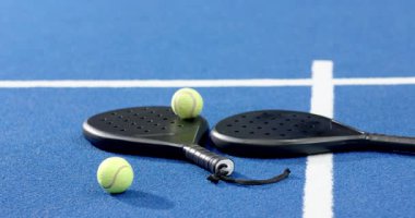Padel raketler ve toplar iç sahada heyecan verici maça hazır, kopyalama alanı. Spor, ekipman, yarışma, oyun, eğlence, açık hava