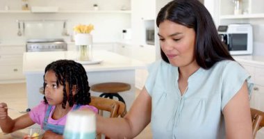 Aile evde kahvaltıdan zevk alıyor, meyve ve sohbet paylaşıyor. Bağlanma, birliktelik, sabah, beslenme, sağlık, iletişim