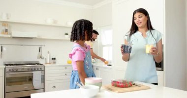 Aile mutfakta birlikte yemek pişirir, gülümser ve kaliteli vakit geçiririz. birliktelik, bağlılık, mutluluk, evcil, yaşam tarzı