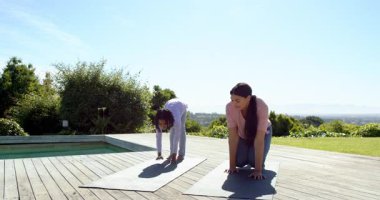 Anne ve kızı güvertede yoga yapıyor, güneşli hava egzersizlerinin tadını çıkarıyorlar. Sağlık, aile, bağ, rahatlama, sağlıklı, zindelik