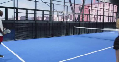 Kapalı alanda tenis oynayan bir adam topa vurmaya hazırlanıyor. Spor, atlet, raket, fitness, rekabet, egzersiz