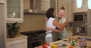 Birlikte yemek hazırlamak, farklı arkadaşlar mutfakta ve evde gülüşmeler ve sohbetler. Yemek, arkadaşlık, eğlence, aşçılık, birliktelik, mutluluk.