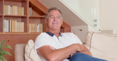 Evde dinleniyor, kanepede oturuyor, huzurlu bir sabahın tadını çıkarıyor, fotokopi çekiyor. Rahatla, rahatla, rahatla, sakinleş, sakinleş, sakinleş.