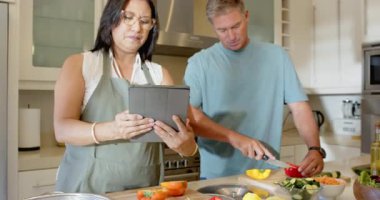 Taze sebze hazırlamak, modern mutfakta, evde birlikte yemek pişirmek. Mutfak, yemek hazırlama, sağlıklı beslenme, malzemeler, yaşam tarzı.