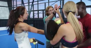 Kapalı alanda tenis oynayan bir adam elinde raketle servis yapmaya hazırlanıyor. Spor, atletik, servis, rekabet, fitness, aktif