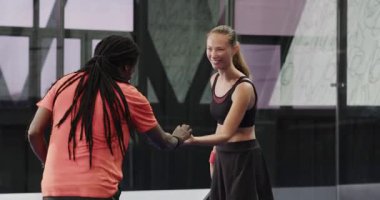 Erkek ve kadın tenis oynuyor, kapalı sahada dostça maç yapıyorlar. Spor, raket, raket, aktif, rekabet, takım çalışması