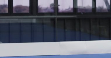 Sıkı bir Padel tenis maçı, farklı oyuncuların kapalı sahada sportmenlik göstererek el sıkışması. Takım çalışması, rekabet, sporcular, yoldaşlık, el sıkışma, adil oyun