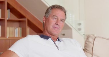 Yaşlı adam evde dinleniyor, koltukta oturuyor, düşünceli görünüyor, fotokopi odası. Rahatlama, tefekkür, rahatlık, yaşam tarzı, konfor, sükunet.