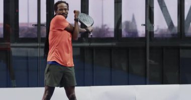 Sahada Padel tenis antrenmanı yapan sporcu, güçlü servis için hazırlanıyor. Spor, raket, rekabet, fitness, çeviklik, egzersiz