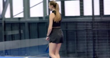 Padel tenis oynayan, raket tutan, kapalı sahadaki maça odaklanmış bir adam. Spor, raket, fitness, rekabet, atlet, aktif