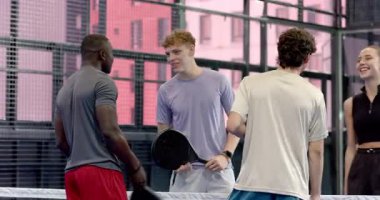 Padel tenisi oynamak, adam kapalı sahada hizmet etmeye hazırlanıyor. Spor, atletizm, raket, rekabetçi, fitness, eğlence