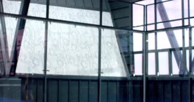 Padel tenisi oynayan genç adam, kapalı sahada hizmet etmeye hazırlanıyor. spor, raket, servis, egzersiz, yarışma, atlet