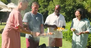 Bahçe toplantısında güneşli havada ızgara ızgara sebze ve mısır. Yaz, yemek, yemek, parti