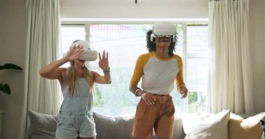 Sanal gerçeklik kulaklığı deneyen çeşitli bayan arkadaşlar, evlerinde, heyecan verici deneyimler yaşıyorlar. teknoloji, eğitim, sınıf arkadaşları, yenilik, keşif, heyecan