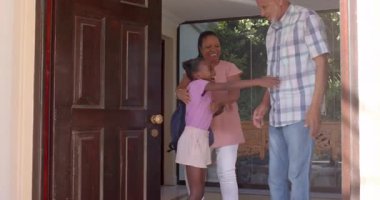 Değişik büyükbabalar torunlarını kucaklıyor, sabahları sevgi ve samimiyetlerini paylaşıyorlar. Aile, şefkat, çok nesilli, bağlanma, birliktelik