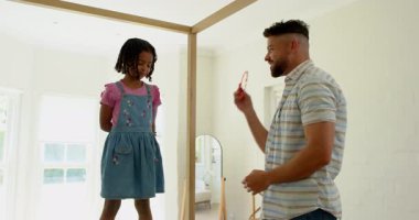 Baba ve kızı tatil için toplanıyorlar, hem gülüyorlar hem de dans ediyorlar. büyüme, aile, bağ, çocukluk, kilometre taşı, ölçüm