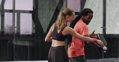 Çeşitli atletler kortta birlikte Padel tenis teknikleri uyguluyor, odaklanmış ve nişanlı. Spor, raket, egzersiz, takım çalışması, antrenman, raket