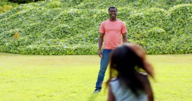 Afro-Amerikalı, parkta frizbi oynayan baba, dışarıda eğlenen ve kahkaha atan, fotokopi çeken. Aile, eğlence, spor, oyun zamanı, bağ, eğlence.