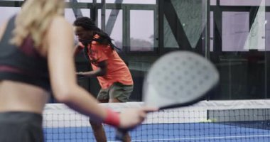 Padel tenis oynayan bir adam, kapalı sahada topa vurmaya odaklanıyor. Spor, raket, yarışma, atlet, aktivite, fitness