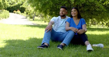 Sunny Park 'ta birlikte oynayan aile, dışarıda keyifli anlar yaşıyor. Beraberlik, kaynaşma, eğlence, mutluluk, doğa, eğlence