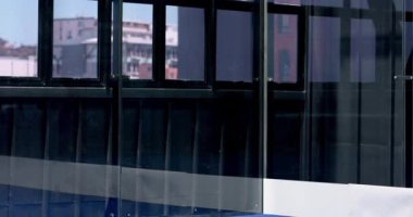 Kapalı alanda tenis oynayan, raket tutan ve maça odaklanan bir adam. Spor, raket, atlet, yarışma, egzersiz, aksiyon