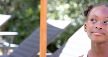 Bahçede gülümseyen genç bir kız, havuz kenarında ailesiyle güneşli bir günün tadını çıkarıyor, fotokopi odası. Yaz, mutluluk, eğlence, gün ışığı.