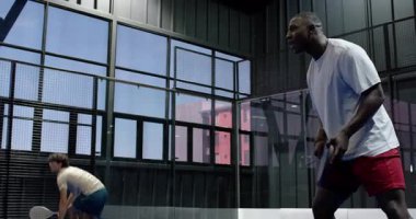 Kapalı sahada Padel tenis oynayan genç adam, top oynamaya hazırlanıyor. Spor, raket, egzersiz, atlet, yarışma