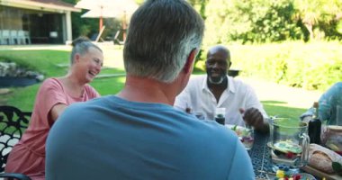 Bahçe yemeğinin tadını çıkarıyorlar, çeşitli son sınıf arkadaşları gülüyor ve bahçede içkilerini paylaşıyorlar. Kutlama, bahçe partisi, yemek, mutluluk, çeşitlilik, eğlence