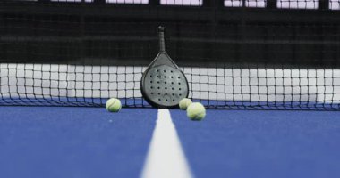 Padel raket ve toplar ağların yanında, maç için hazır, kopyalama alanı. Spor, ekipman, hazırlık, eğlence, rekabet, oyun