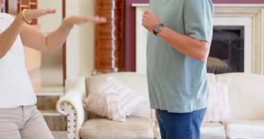 Kıdemli çift evde sabah rutininin tadını çıkarıyor, neşeli anlarını paylaşıyorlar. mutluluk, yaşam tarzı, bağlılık, emeklilik, ilişkiler