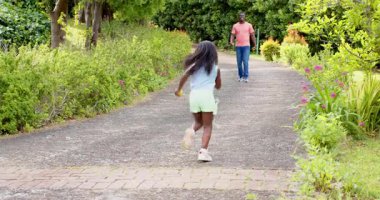 Afro-Amerikan, baba bahçede çocuğa sarılıyor açık havada hassas bir anı paylaşıyor, kopyalama alanını paylaşıyor. Aile, bağ, sevgi, sevgi, ebeveynlik, bağ